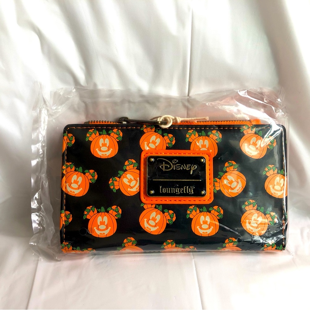 New Disney Mickey Mouse Jack-o'-Lantern Glow in the Dark Loungefly Wallet
